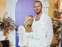 Иван Телегин отпраздновал 33-летие возлюбленной: белый дресс-код, шикарный букет и торт в виде Йоды