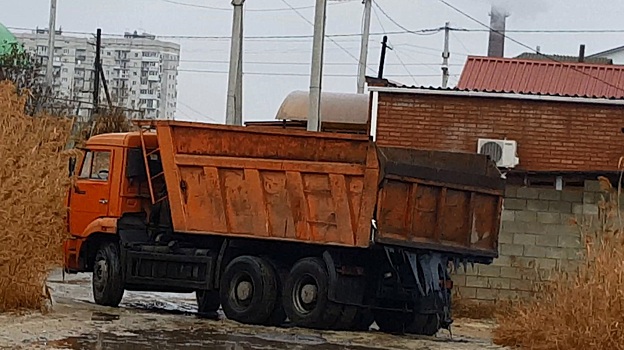 «Вылил гудрон в камыши»: волгоградец помог задержать водителя КАМАЗа запачкавшего дороги города