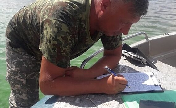 В Татарстане ловят водителей, паркующих авто возле водоемов