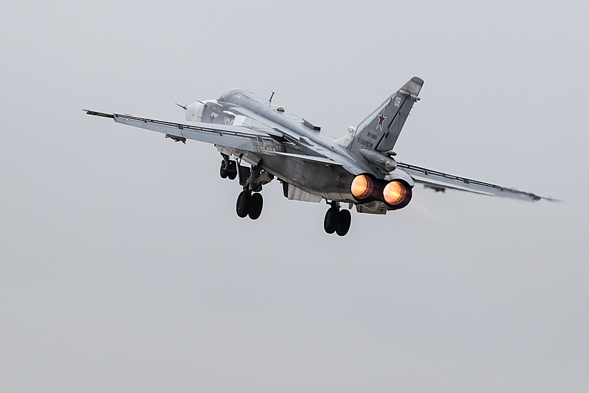 Тактический фронтовой бомбардировщик Су-24М во время лётно-тактических учений морской авиации Черноморского флота в Ейском районе.