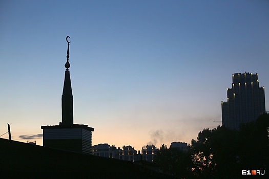 «На сквер не претендуем, дайте клочок земли»: репортаж из мечети Екатеринбурга, которую скоро снесут