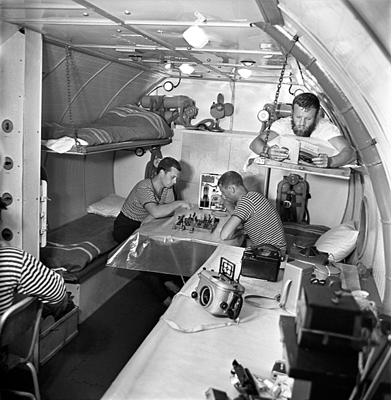 Моряки в каюте дома-лаборатории "Черномор", 1970 год
