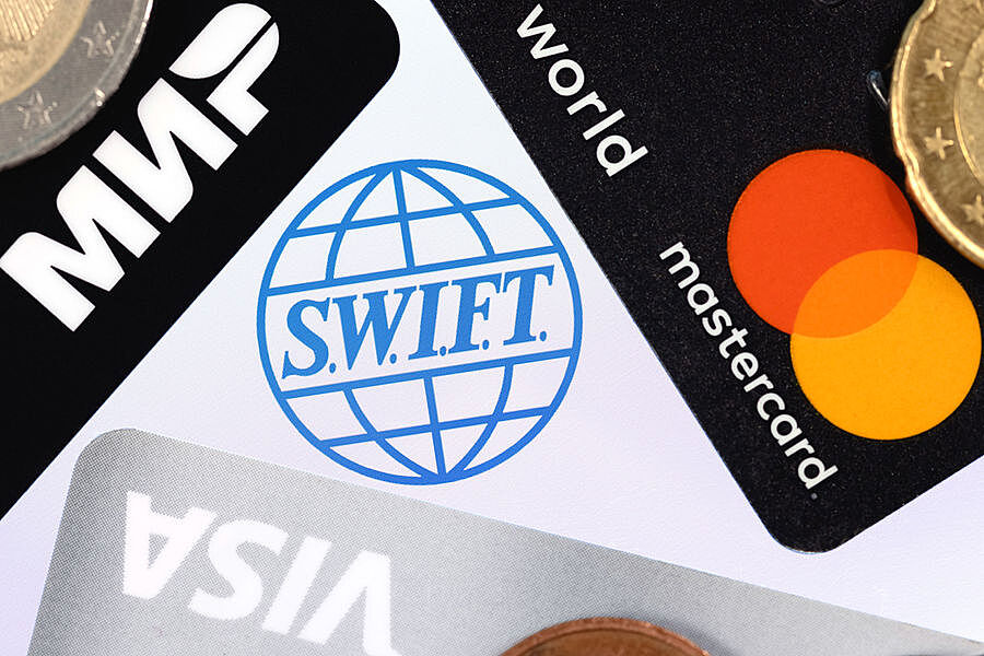 Британия начала переговоры об отключении России от SWIFT