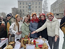 Куряне и студенты-иностранцы водили хоровод и бросали валенок