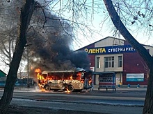 В Барнауле дотла выгорел пассажирский автобус