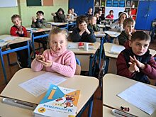 В омские школы и детские сады устроили 57 детей из семей беженцев