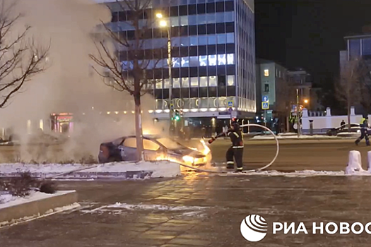 В Москве на Зубовском бульваре загорелся автомобиль