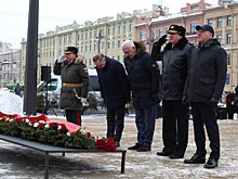 Главнокомандующий ВМФ в День защитника Отечества возложил цветы к обелиску «Городу-Герою Ленинграду»