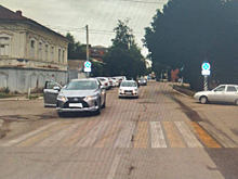 На «зебре» в Энгельсе женщина за рулем «Лексуса» сбила школьника-велосипедиста