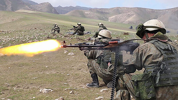 Россия и Таджикистан провели учения у афганской границы