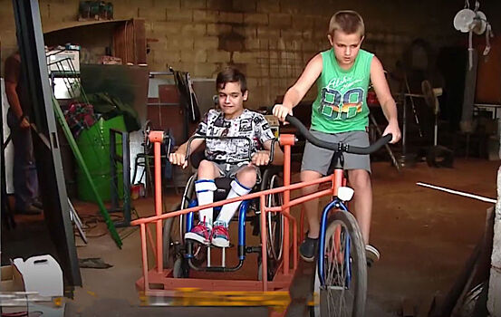 В Аргентине мальчик с ограниченными возможностями и его брат придумали уникальный велосипед