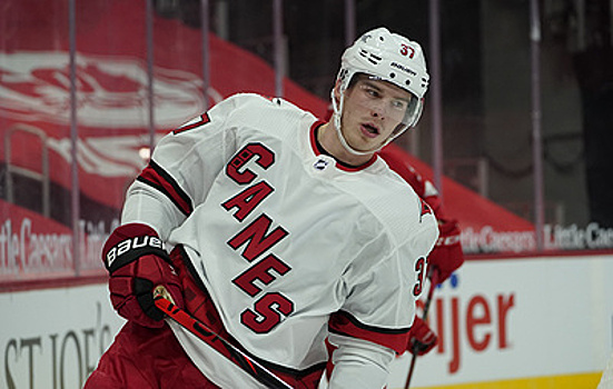 Нападающий "Каролины" Свечников первым из россиян сумел отличиться в новом сезоне НХЛ