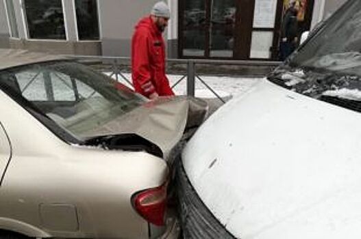 В Новосибирске «ГАЗель» врезалась в «Ниссан»: пострадали ребенок и его мама