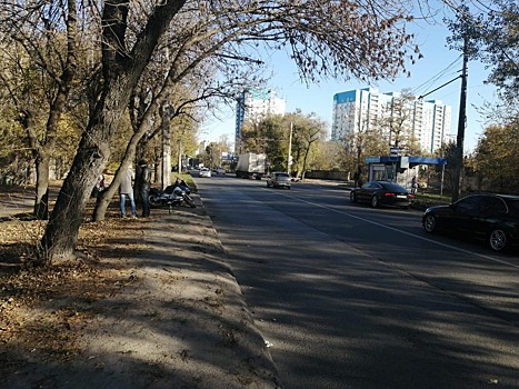 В Ростове разбился мотоциклист, врезавшись в бордюр