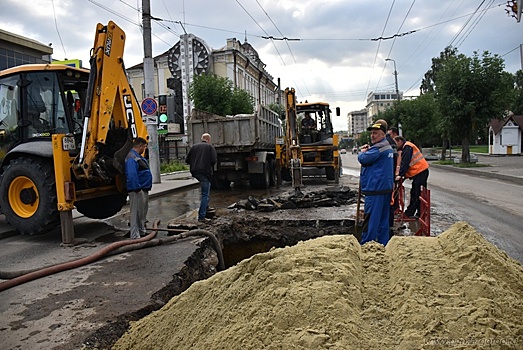 В Пензе коммунальщики раскопали проезжую часть на пересечении ул. М.Горького и Московской
