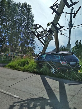 Иномарка протаранила столб линий электропередачи и оставила без света жителей поселка под Новосибирском