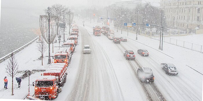 Как убирают снег во дворах и на дорогах в Москве