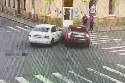 В Петербурге автомобиль сбил женщину на тротуаре