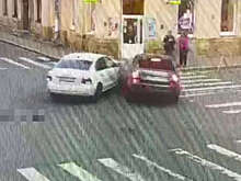 В Петербурге автомобиль сбил женщину на тротуаре