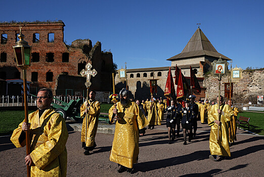 Крестный ход в честь перенесения мощей Александра Невского прошел в Петербурге