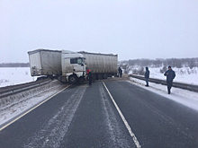Житель Белорусии на фуре снес ограждение на М5, движение встало