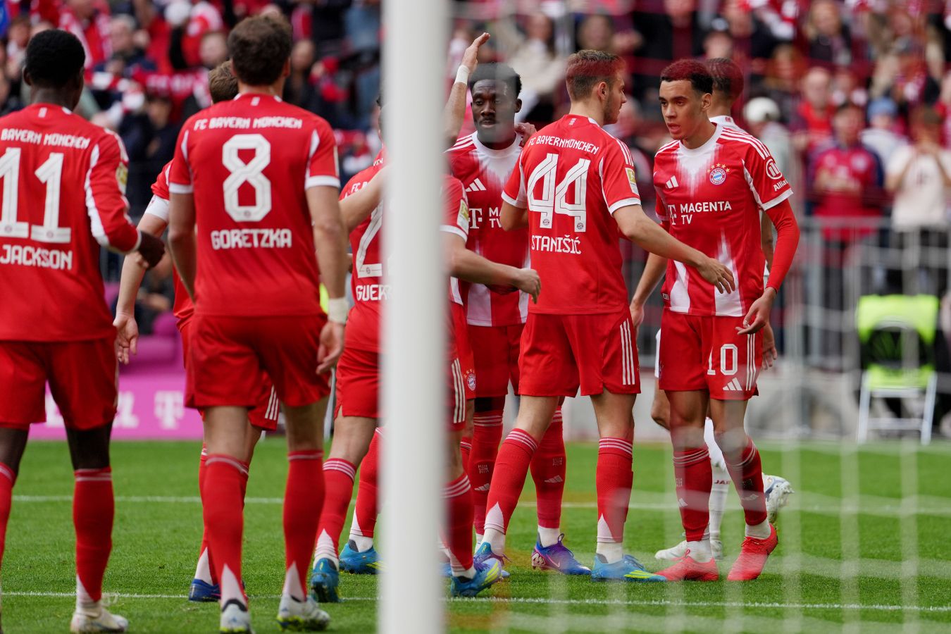 «Бавария» стала чемпионом Германии, обыграв «Штутгарт» в 30-м туре Бундеслиги.