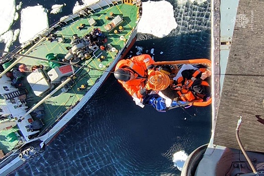 Спасатели МЧС экстренно эвакуировали моряка с судна в Охотском море