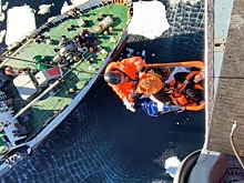 Спасатели МЧС экстренно эвакуировали моряка с судна в Охотском море
