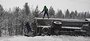 Автоинспекторы оказали помощь водителю грузовика на загородной автодороге в Ямало-Ненецком автономному округе