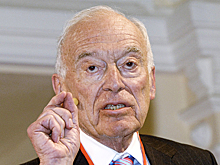 Умер глава Estee Lauder