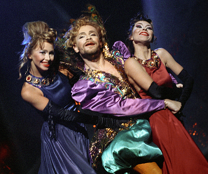 Борис Моисеев (в центре) и его «леди» - танцевальное трио «Экспрессия», 1992 год