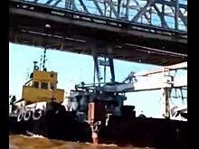 Кран протаранил Амурский мост у Хабаровска