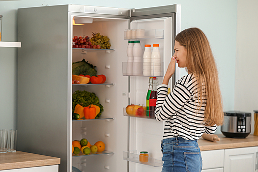 Как газета поможет избавиться от запаха в холодильнике