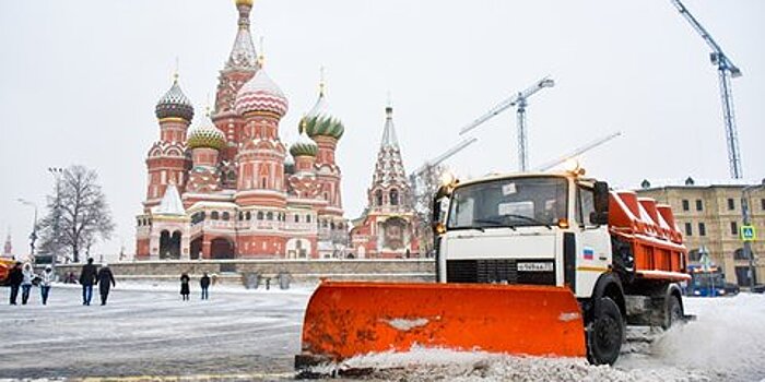Более 8,5 тысячи единиц техники убирают снег в Москве