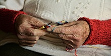 В Омске ищут бабушку, ушедшую из дома в халате и тапочках