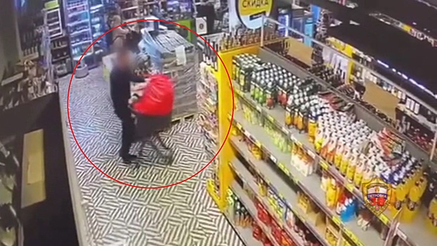 В Москве сотрудники полиции раскрыли кражу из магазина мешка с сигаретами на 140 тысяч рублей