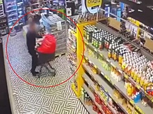 В Москве сотрудники полиции раскрыли кражу из магазина мешка с сигаретами на 140 тысяч рублей