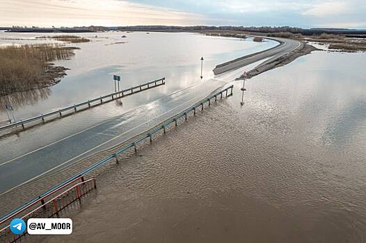 Автомобильный мост нырнул под воду в российском регионе. Видео до и после