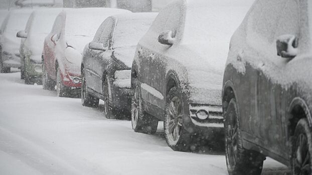 Понедельник в Петербурге начался с километровых пробок на заснеженных дорогах