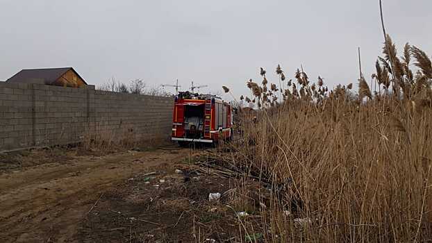 «Кто это будет убирать?»: в частном секторе Волгограда вспыхнула разлитая грузовиком лужа гудрона