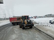 В Оренбурге продолжают убирать снег