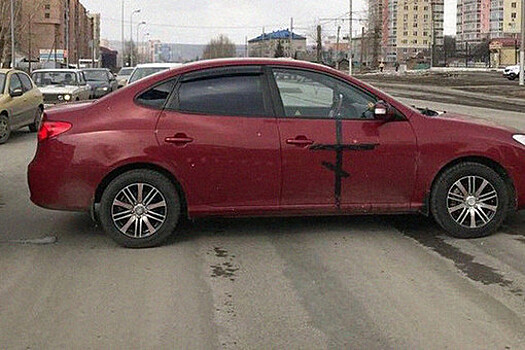 В Кемерово водитель иномарки с черным крестом бросил машину поперек дороги возле собора