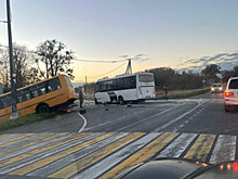 В посёлке Высокое на повороте столкнулись два автобуса: школьный улетел в кювет