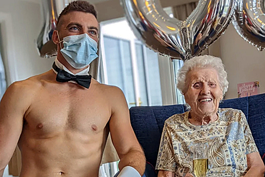 Долгожительница отпраздновала 106-й день рождения с голым официантом