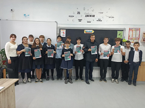 В Северной Осетии сотрудники полиции объясняют несовершеннолетним, чем опасно занятие «дропперством», какая ответственность предусмотрена за передачу банковских карт неизвестным