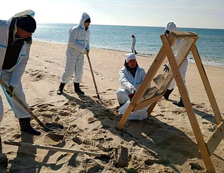 Водолазы МЧС собрали за день 48 мешков мазута со дна Чёрного моря в Анапе