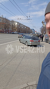 Автомобили столкнулись на загруженном проспекте в центре Кемерова