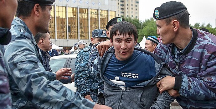Полиция задержала несколько тысяч участников митингов в Казахстане