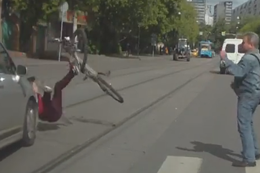 Сбивший велосипедиста в Москве водитель хотел скрыться с места ДТП