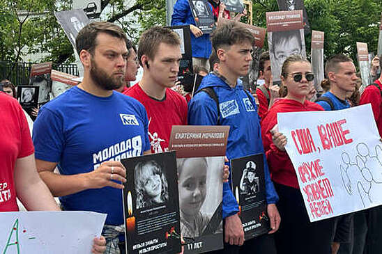 Российские активисты собрались у посольств государств, поддерживающих Украину